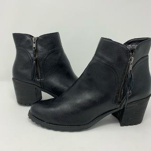 Aerosoles Inside zip black bootie with lug soul 11